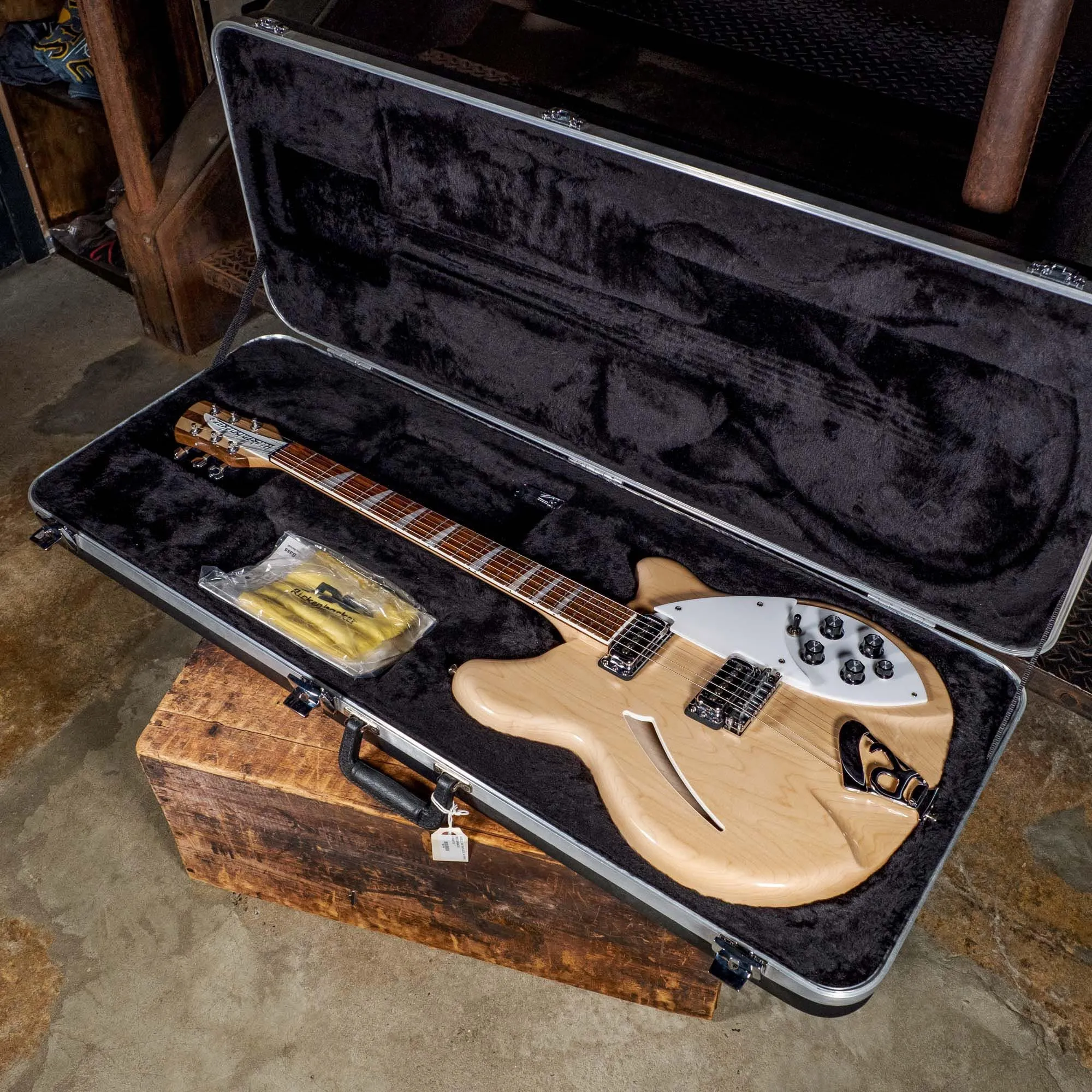 Rickenbacker 2017 360 Mapleglo With OHSC - Used